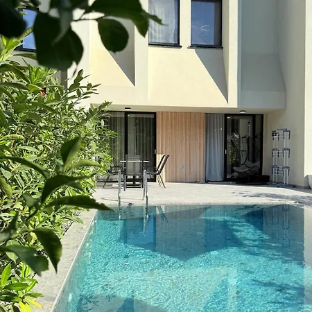 London Pool Luxury Βίλα